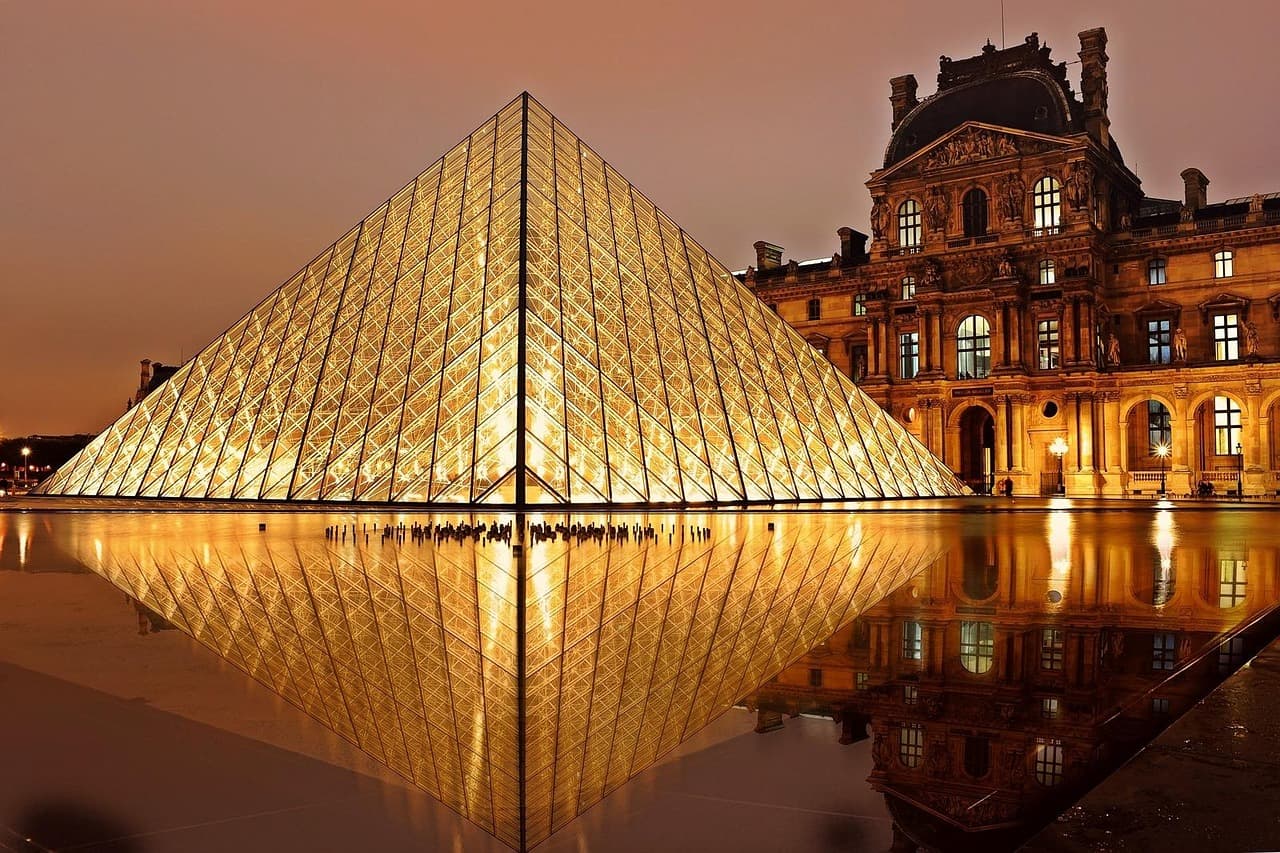 Snoop at the Louvre (Night Access)